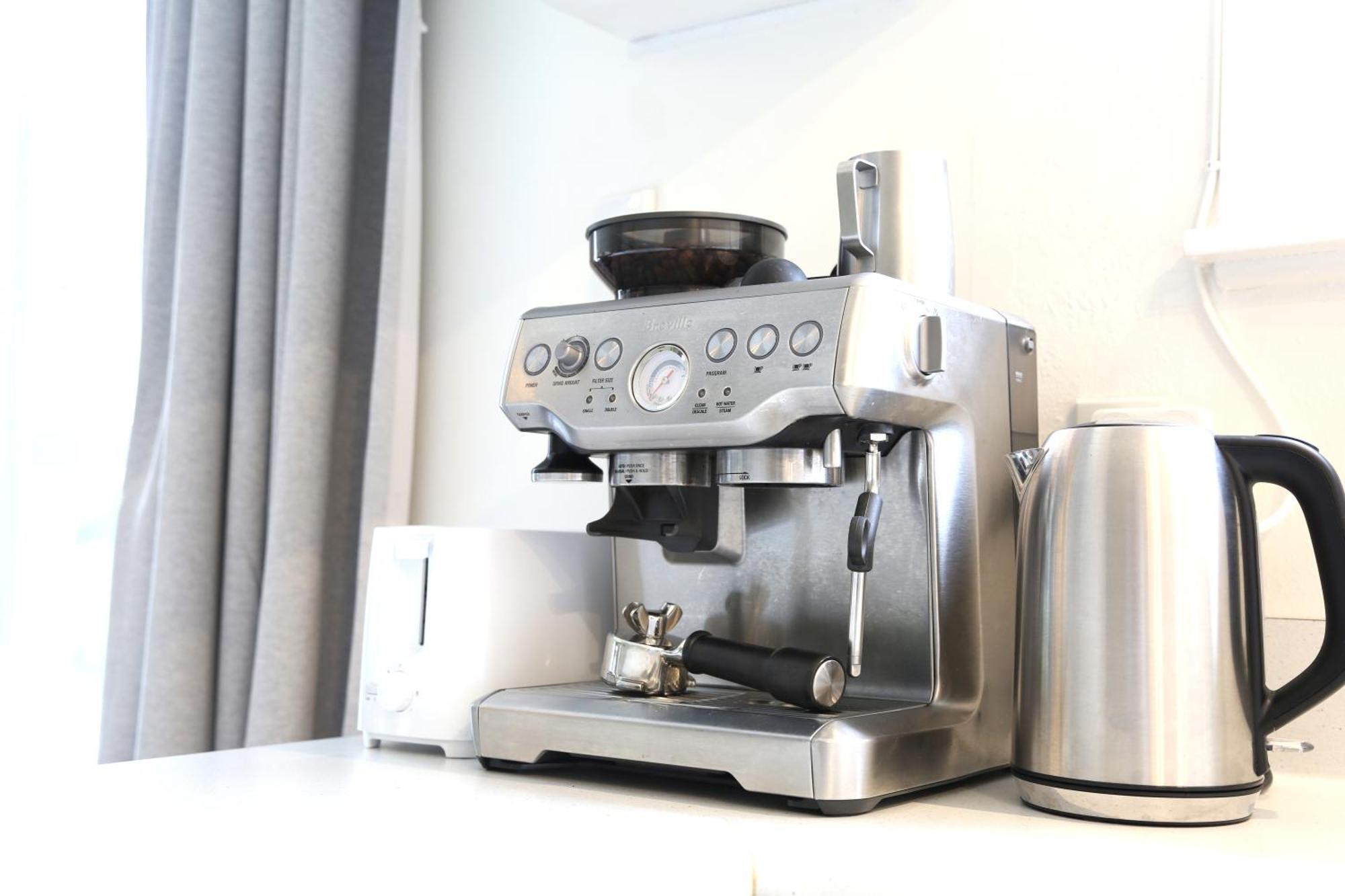 Skyline Haven - Entire Apartment - Free Parking, Espresso, Netflix - 15M To Cbd, Stadium, Ferry ウェリントン エクステリア 写真